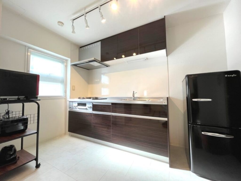 マンスリーマンション アメニティ東桜2F システムキッチン 鏡面扉