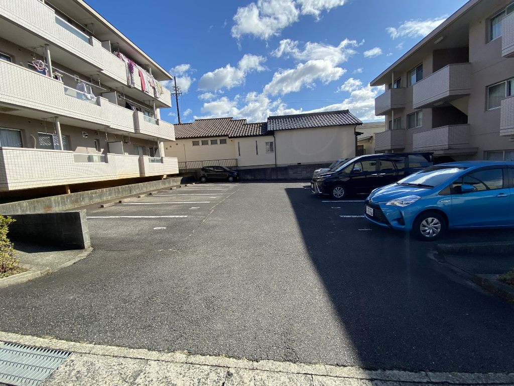 グランデールB棟1階 駐車場